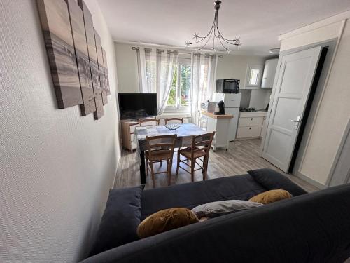 Una sala de estar con un sofá y un comedor. en T4 proche de Neyrpic, en Saint-Martin-dʼHères