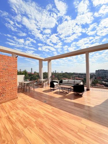 una gran terraza con vistas a la ciudad en Edificio Piacenza - Sta Teresa, en Asunción