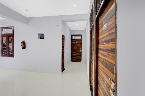 坎普尔SPOT ON Samrat Hotel的房屋内带木门的走廊