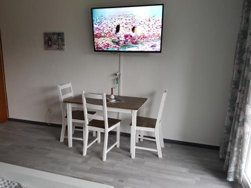 TV a/nebo společenská místnost v ubytování Büsum Nordseestraße 5 EG FeWo