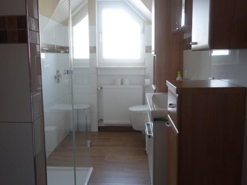 Bilik mandi di Kyll Valley Forest Apartment