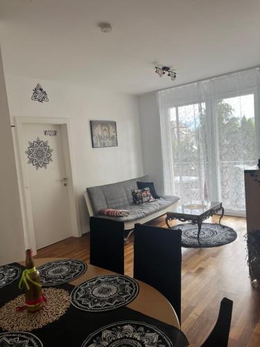 Sunny City-Mountain-Lake Getaway