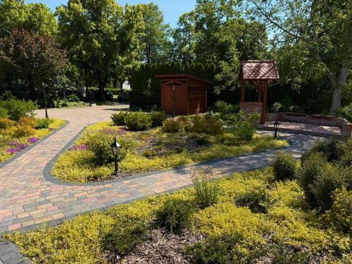 a garden with a gazebo in a park at Dom w centrum Tucholi in Tuchola