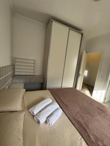 a bedroom with two towels on top of a bed at Carlos Hanauer in Osório