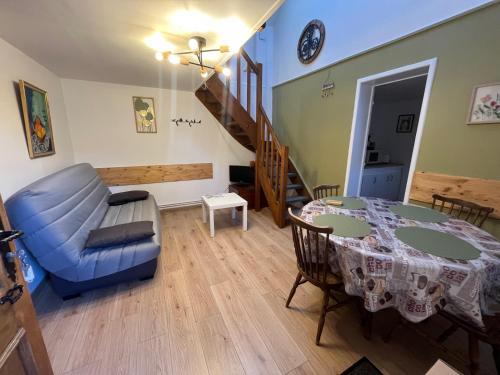 a living room with a table and a couch at L'Herbe de grâce in Plachy-Buyon