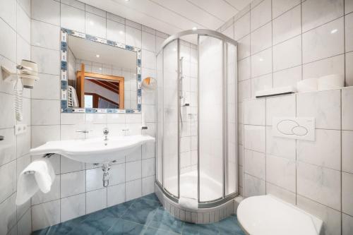 Bilik mandi di Die Sabine & dein Hotel in Galtür