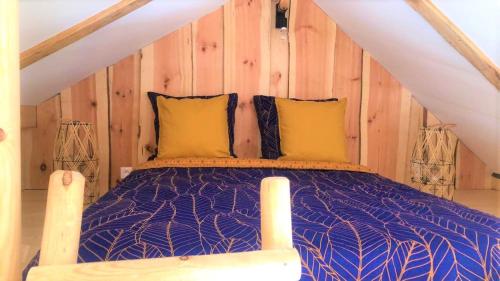 a bedroom with a bed in a attic at chalet dans la ville in Sélestat