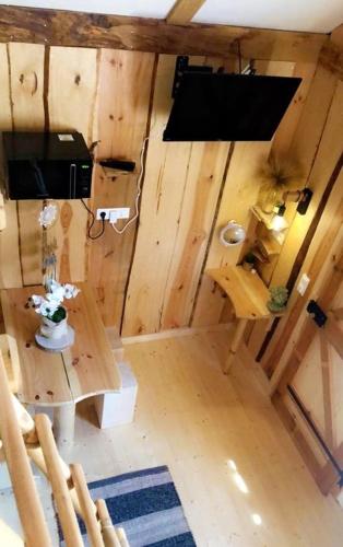 an overhead view of a room with a table and a television at chalet dans la ville in Sélestat
