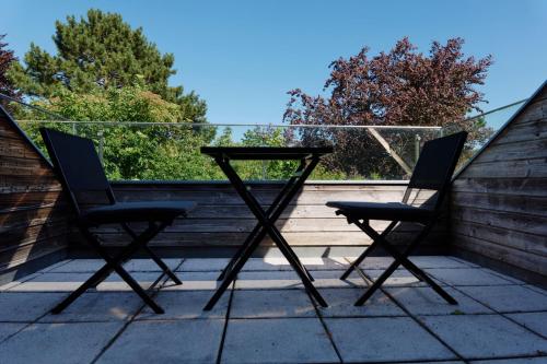 two chairs and a table on a patio at Charmantes Einfamilienhaus in Größing