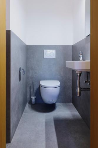 a bathroom with a toilet and a sink at Charmantes Einfamilienhaus in Größing