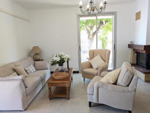 ein Wohnzimmer mit Sofas, Stühlen und einem Tisch in der Unterkunft LE CHESTER - Maison de charme en Provence avec piscine près de L'Isle-sur-la-Sorgue in Velleron