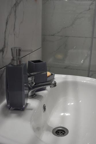Ένα μπάνιο στο Laura's Chic Apartment