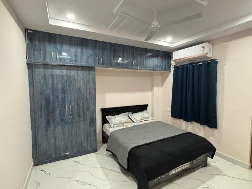 Una cama o camas en una habitación de Nirvana HomeStays