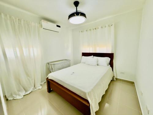 a bedroom with a bed in a white room at Apartment 3 rooms terrace Wi-Fi Distrito Naciona in Pantoja