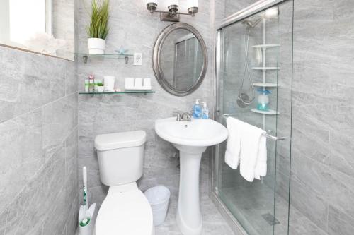 ein Badezimmer mit Toilette, Waschbecken und Dusche in der Unterkunft Sea Star Suites By The Sea in Fort Lauderdale