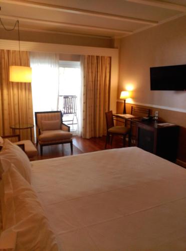 Кровать или кровати в номере Hotel Nuevo Portil Golf