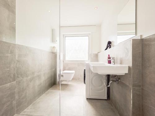 Ένα μπάνιο στο Tolstov Apartments - 3 Room Apartment - Balcony - Kitchen - Washing machine - next to Cologne