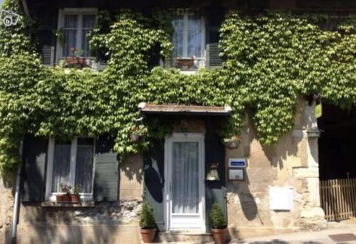 Petite maison de brocanteur à Charbonnières