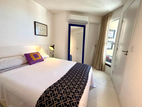 una camera da letto con un cuscino viola di Apartamento com piscina Praia de Iracema, Aquarius Residence-Fortaleza a Fortaleza