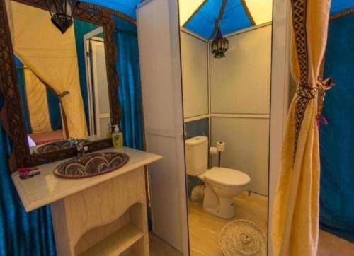 Ένα μπάνιο στο Luxury Sahara Gold Camp