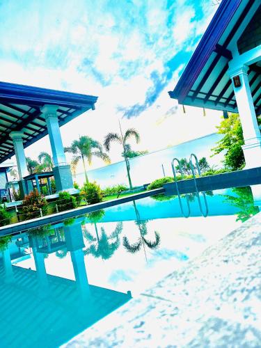 a swimming pool with a view of the ocean at SAMA KAMI Ayurvedic Resort & Villa in Polatupalata