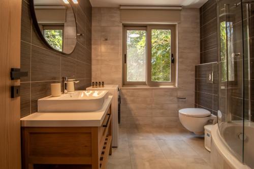 Et badeværelse på Το Ρόδι Voutas Cottage house