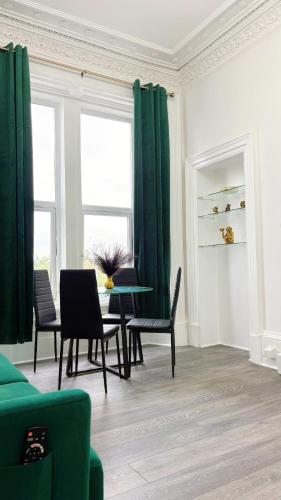 Un lugar para sentarse en Seaview apartment in Rothesay