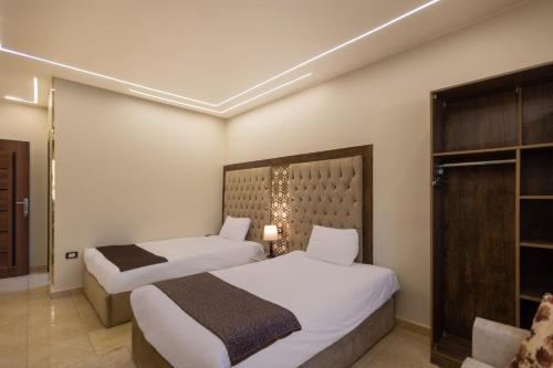 Una cama o camas en una habitación de Master Pyramids Hotel