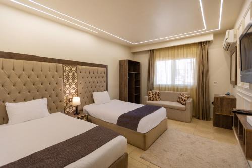 Una cama o camas en una habitación de Master Pyramids Hotel