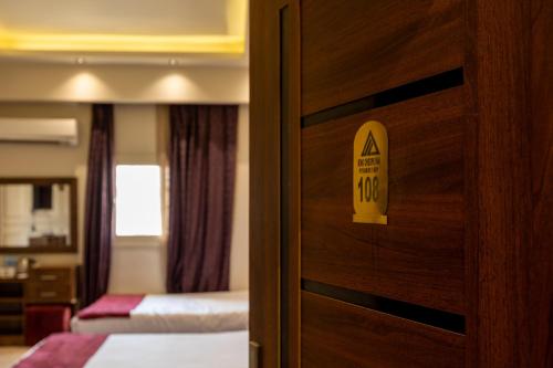 Una cama o camas en una habitación de Master Pyramids Hotel