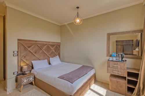 Una cama o camas en una habitación de Master Pyramids Hotel