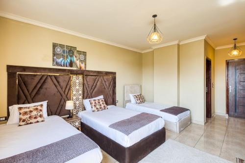 Una cama o camas en una habitación de Master Pyramids Hotel