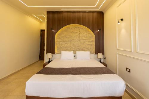 Una cama o camas en una habitación de Master Pyramids Hotel