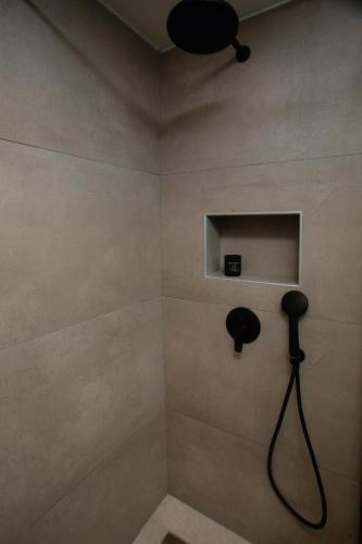Bilik mandi di Three Doors Villa Complex