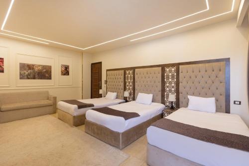 Una cama o camas en una habitación de Master Pyramids Hotel