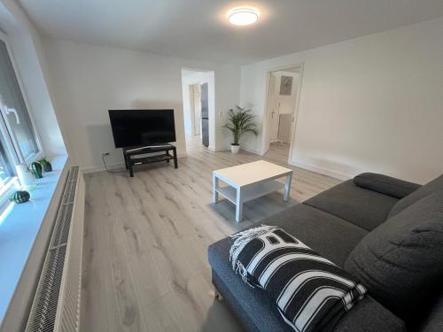 Ruang duduk di Black Forest Gate Apartment