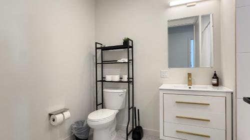 Ένα μπάνιο στο Combo Apt, Near Airport & Train 8min, FREE Parking!
