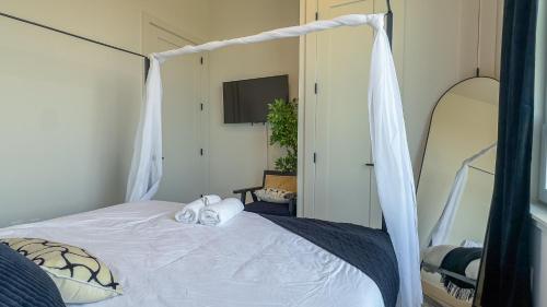 Ένα ή περισσότερα κρεβάτια σε δωμάτιο στο Combo Apt, Near Airport & Train 8min, FREE Parking!