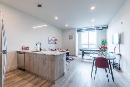 Η κουζίνα ή μικρή κουζίνα στο Combo Apt, Near Airport & Train 8min, FREE Parking!