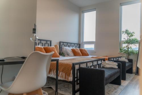 Χώρος καθιστικού στο Combo Apt, Near Airport & Train 8min, FREE Parking!
