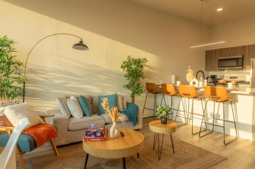 Χώρος καθιστικού στο Combo Apt, Near Airport & Train 8min, FREE Parking!