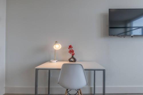 Μια τηλεόραση ή/και κέντρο ψυχαγωγίας στο Combo Apt, Near Airport & Train 8min, FREE Parking!