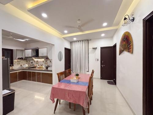 Η κουζίνα ή μικρή κουζίνα στο Comfy 2BHK in Central Gwalior Near Railway Station Fort and Palace