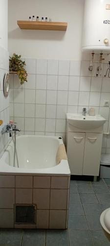 ein weißes Badezimmer mit Badewanne und Waschbecken in der Unterkunft Studio Apartman My Home in Novi Sad