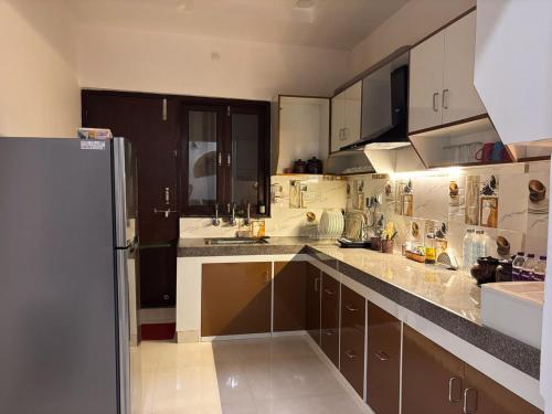 Η κουζίνα ή μικρή κουζίνα στο Comfy 2BHK in Central Gwalior Near Railway Station Fort and Palace