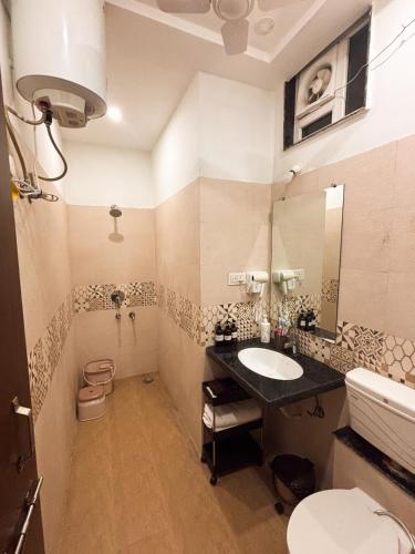 Ένα μπάνιο στο Comfy 2BHK in Central Gwalior Near Railway Station Fort and Palace