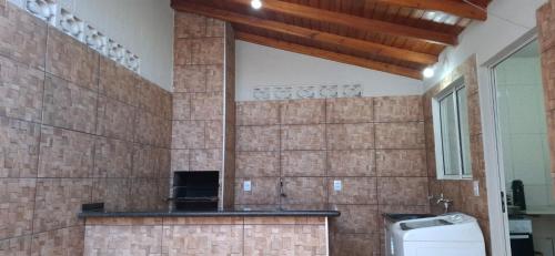 Η κουζίνα ή μικρή κουζίνα στο Casa em condomínio - 2 quartos - 2 vagas de garagem