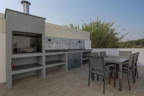 Η κουζίνα ή μικρή κουζίνα στο Villa Caldara, Private Pool, Outdoor Kitchen, Airco & Pellet Heater - Near Beach & Town