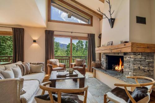 salon z kanapą i kominkiem w obiekcie 7BR Luxury Chalet Sauna Cinema Mont Blanc Views w mieście Megève