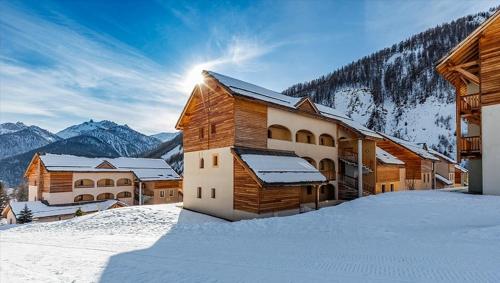 Appartement 4 pièces pour 6-8 personnes, 2 chambres, 1 cabine, 2 canapés-lit double dans le salon, au pied des pistes et piscine l'été, wifi fibre